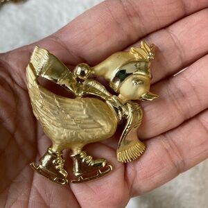 Winter Skater Duck Vintage Brooch Pin Scarf Skates‎